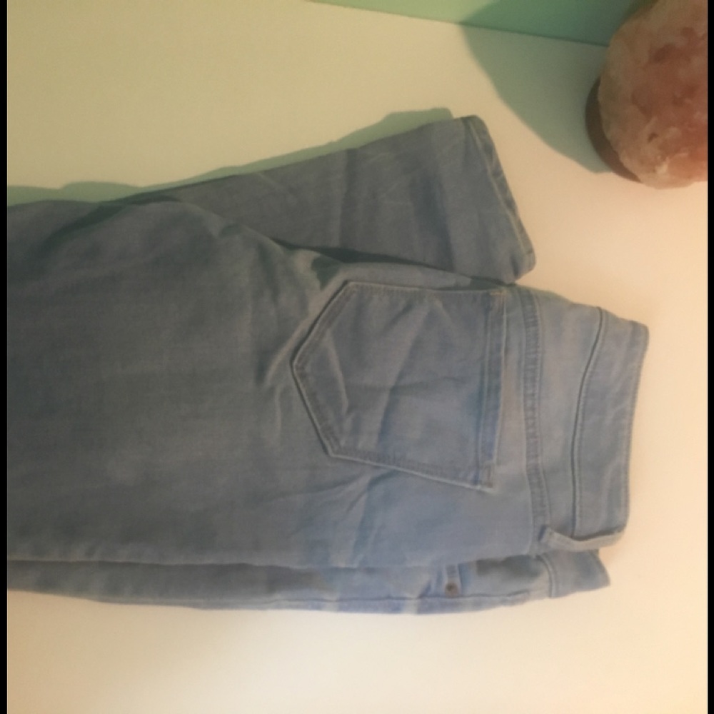 Light denim, medium rise, skinny jeans